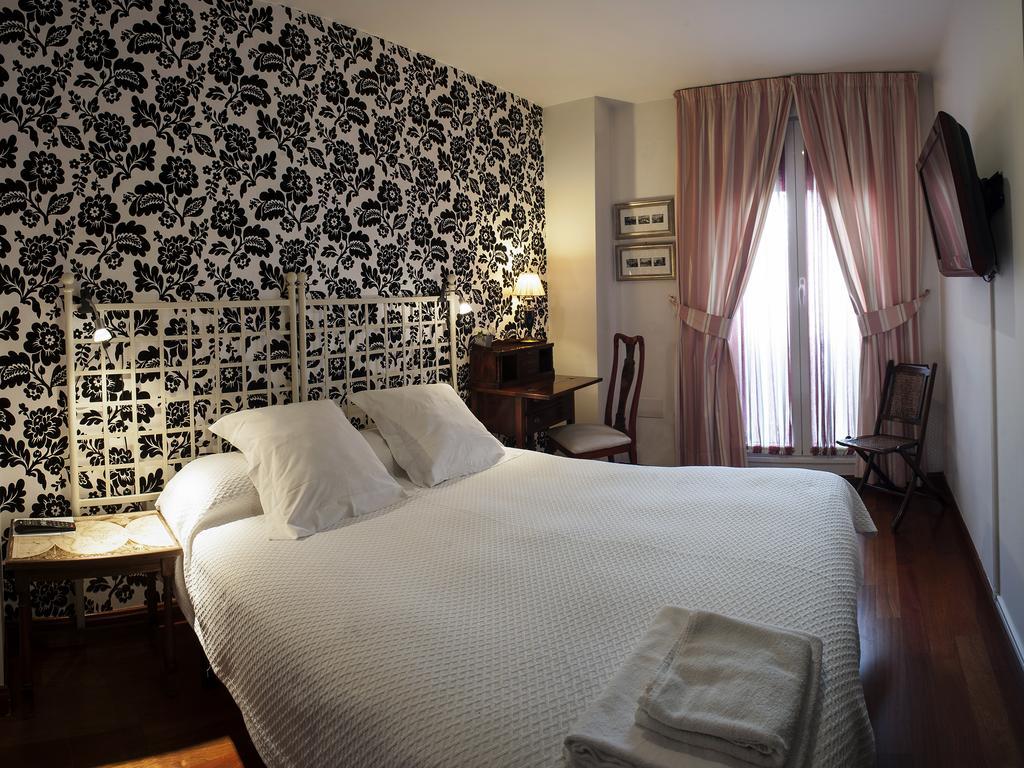 Ch Hostal Victoria Cuenca  Eksteriør billede